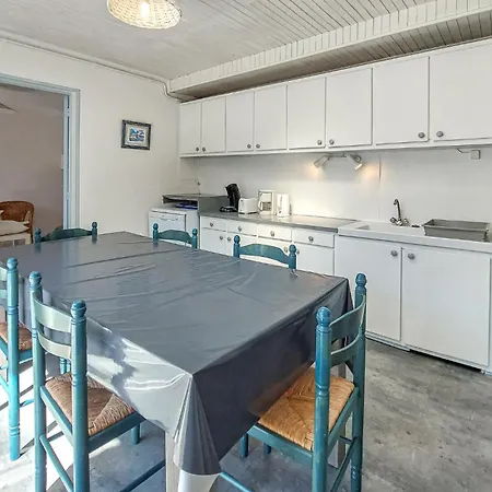 3 Bedroom Awesome In Holiday home *